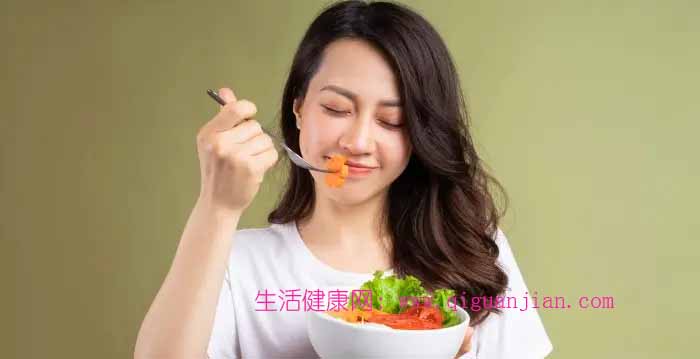 吃错加速老化！营养师揭秘：十大毁肤食物 vs 十大养肤食物