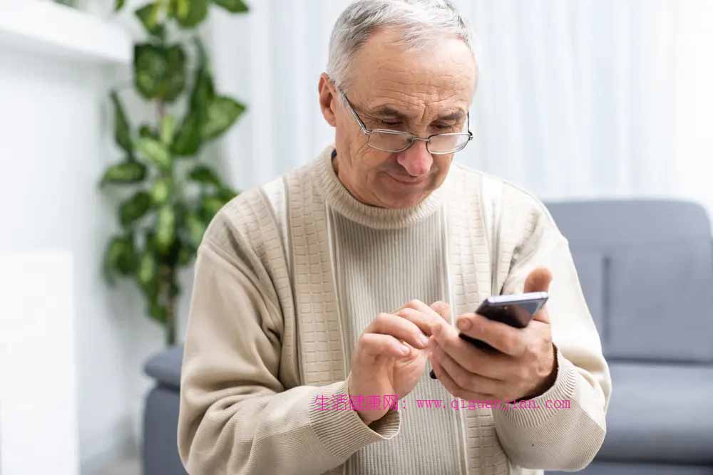 长者沉迷短影音易伤身又孤独 医师：用陪伴比禁止更有效