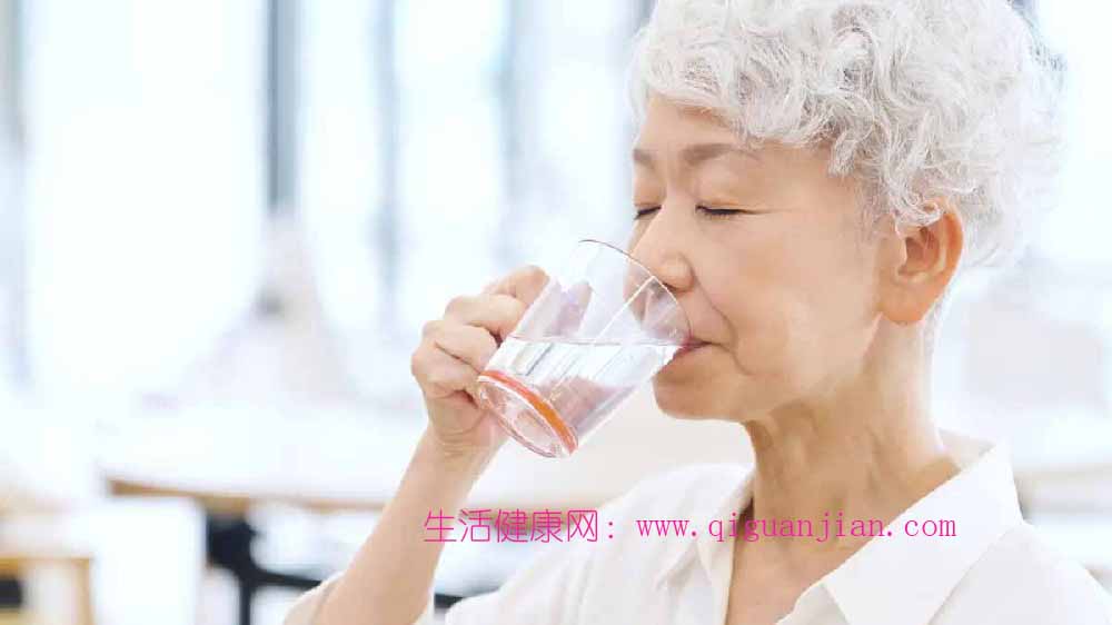 高龄吞咽危机：喝水也会呛到！正确吞法、训练与饮食一次教你