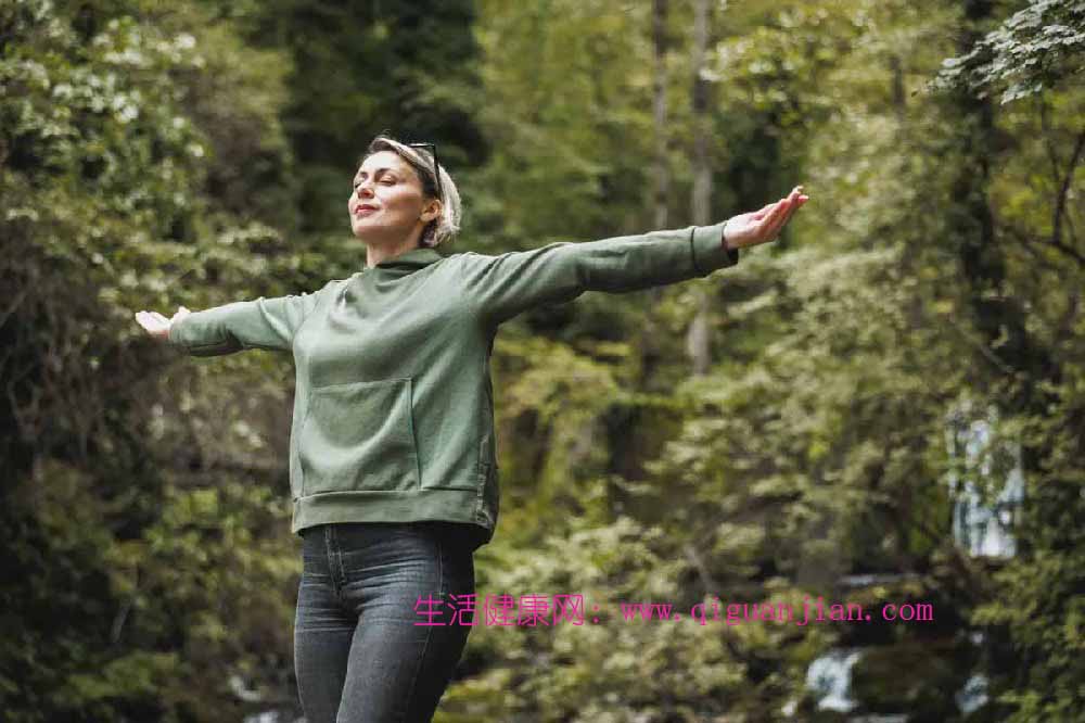 清理内心杂物：当房间堆满情绪，你需要的不是坚强，而是一次小小的断舍离