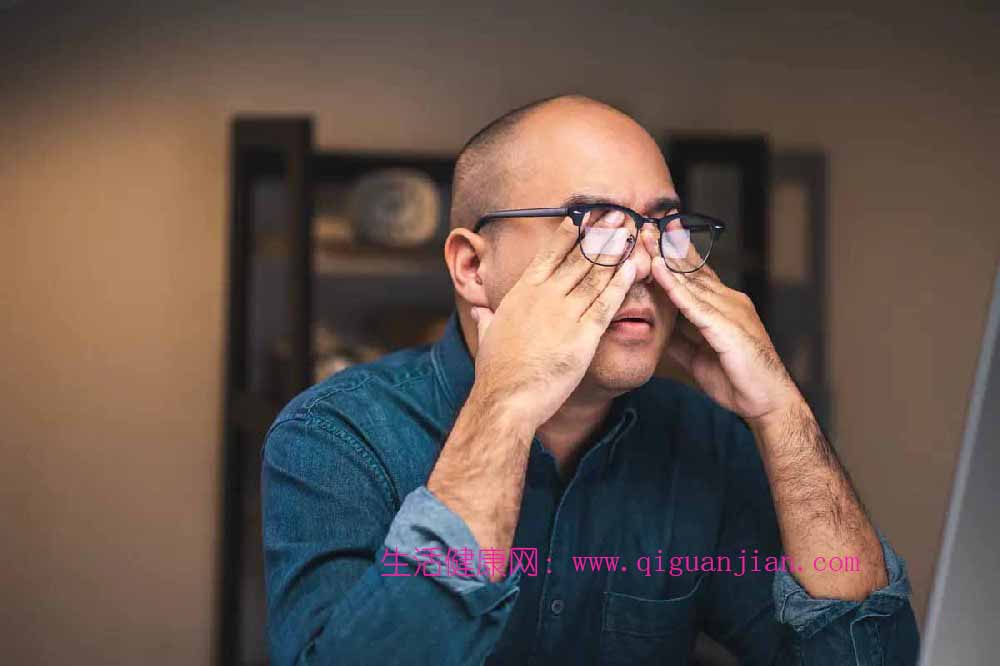 蓝光竟是隐形健康杀手！不只伤眼伤视网膜，还会失眠、增罹癌风险