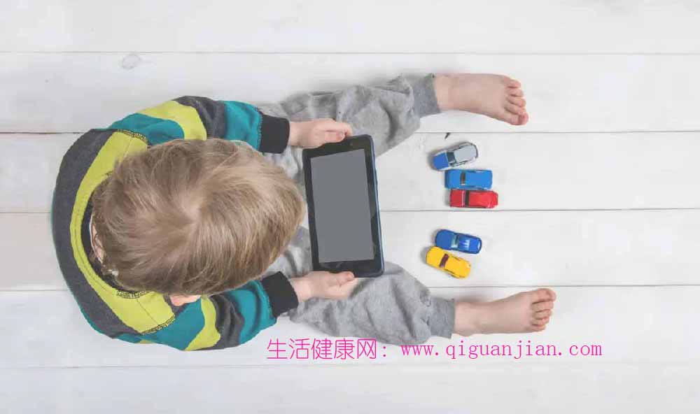 孩子沉迷电子屏幕？长期危害与科学管控方法，家长必看
