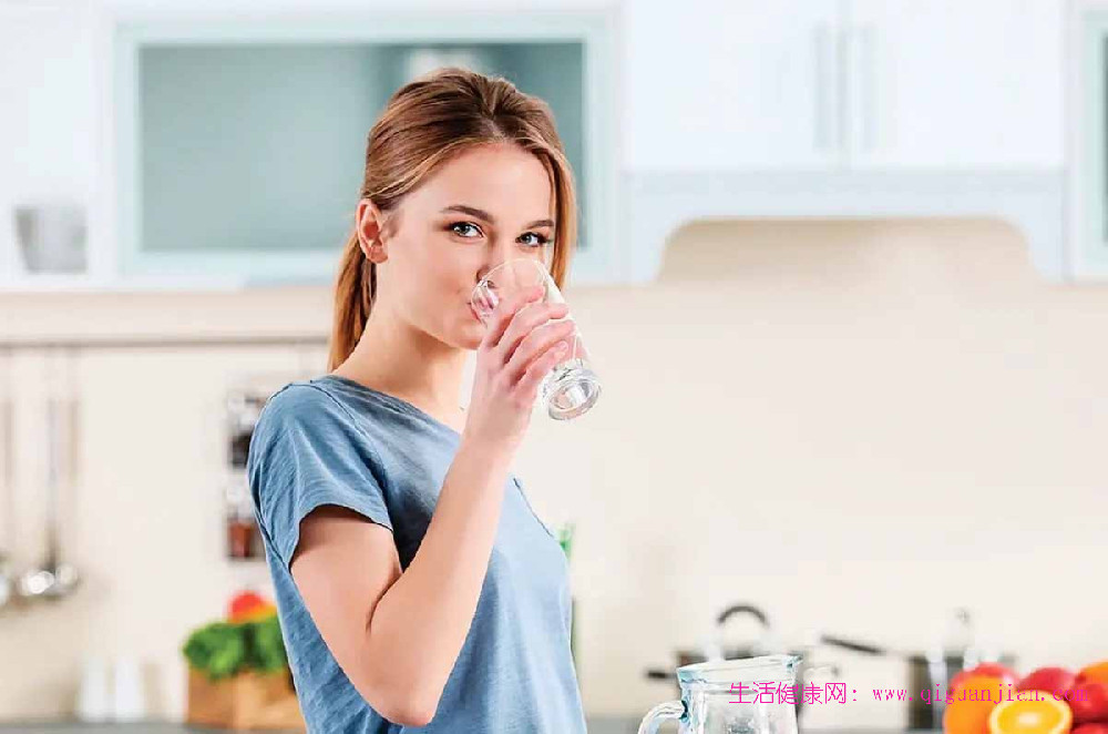 不爱喝白开水？12种低卡补水饮品+尿液判读，轻松搞定身体补水