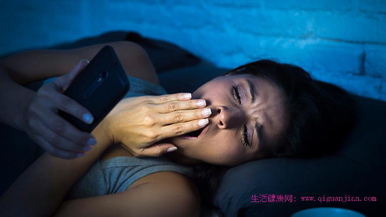 深夜刷手机6小时后，我终于懂了：熬夜的真相从不是“几点睡”