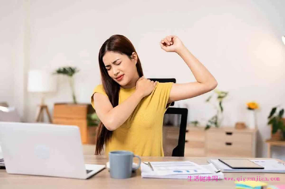 别忽视肩颈酸痛!肩胛骨灵活度丧失,才是圆肩驼背、富贵包的根源