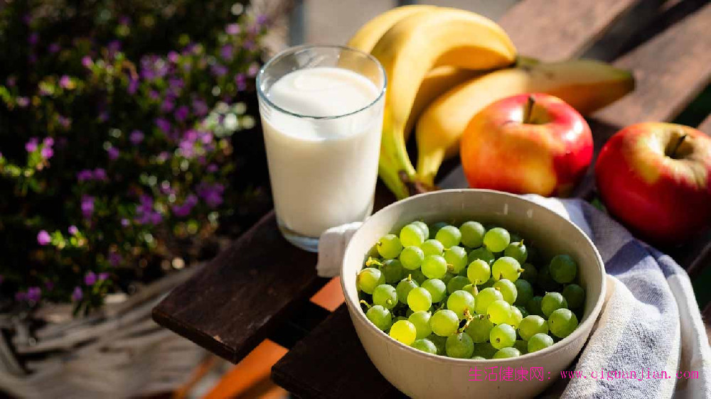 颠覆认知！2026美国饮食指南：喝全脂牛奶比低脂更健康