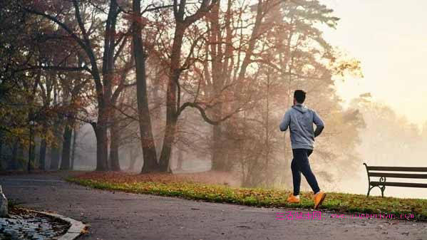 别白流汗！晨起vs睡前运动，效果天差地别，选对时间减脂护心更高效