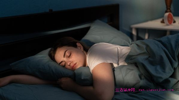 极度疲惫却睡不着?中医三个实用方法,帮你安稳入睡